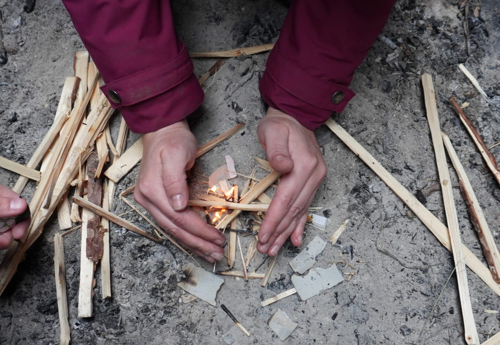 Ein Holz – Ein Messer – Ein Feuer